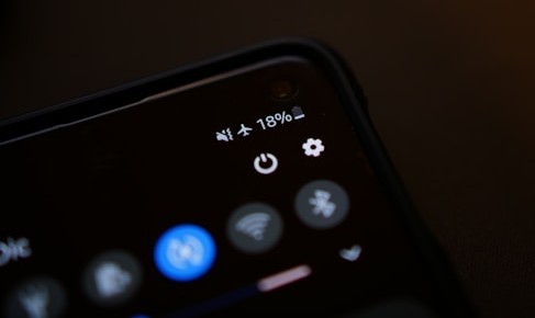 Smartphone display with 18% battery life indicator